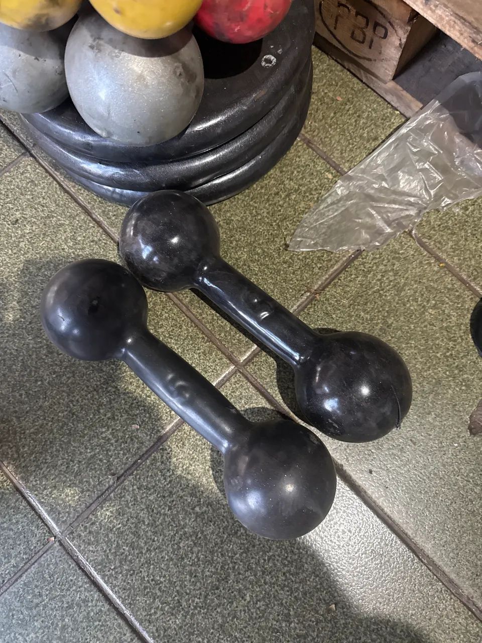 Par de Halter 5kg  bola emborrachado usado R$ 100 - Foto 3