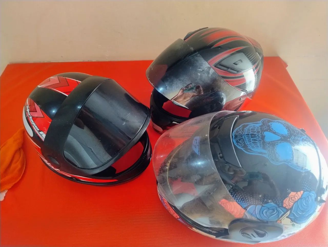   Três capacetes 
