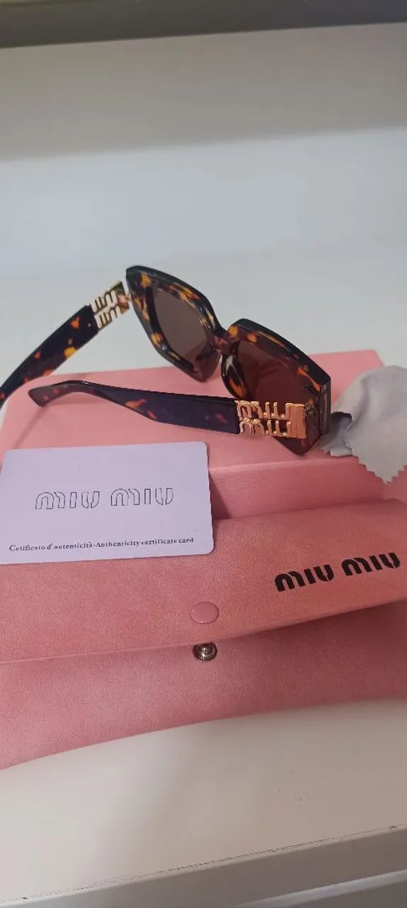 Óculos de sol Miu Miu com armação em acetato tartaruga e caixa original - Foto 5