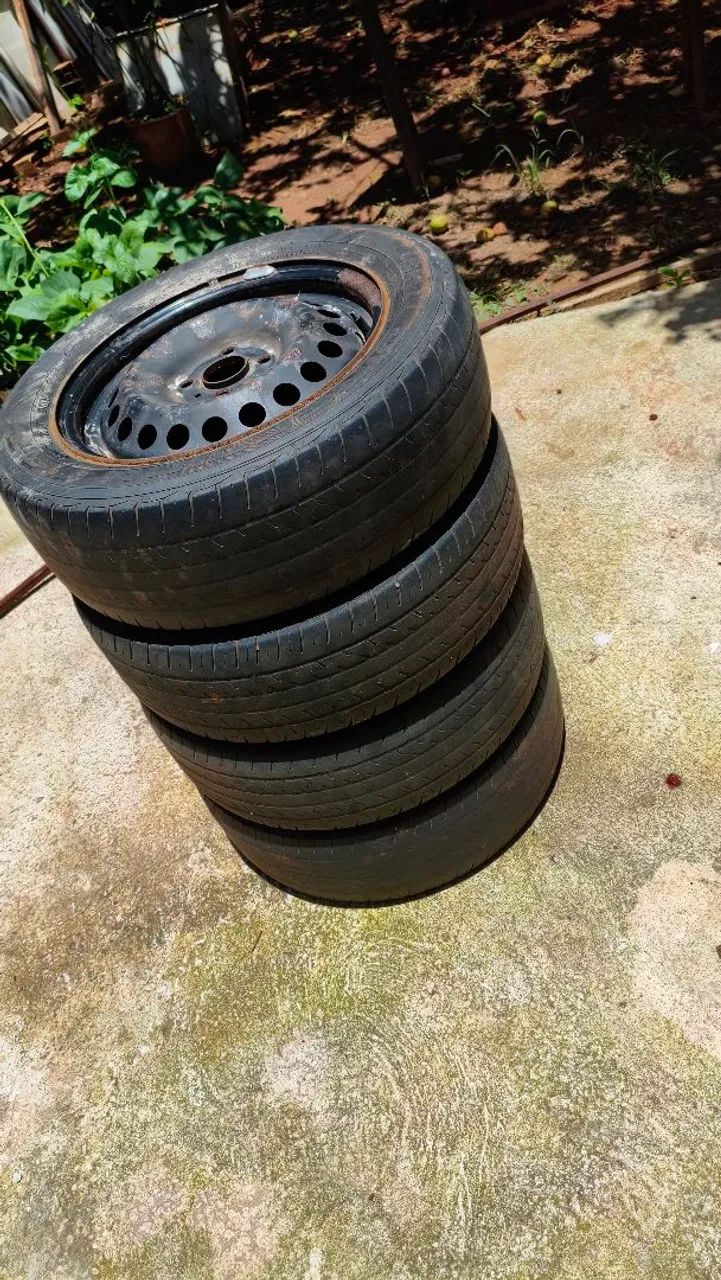 Jogo de rodas aro 15 4x100 com peneus e calotas original Hyundai  - Foto 2