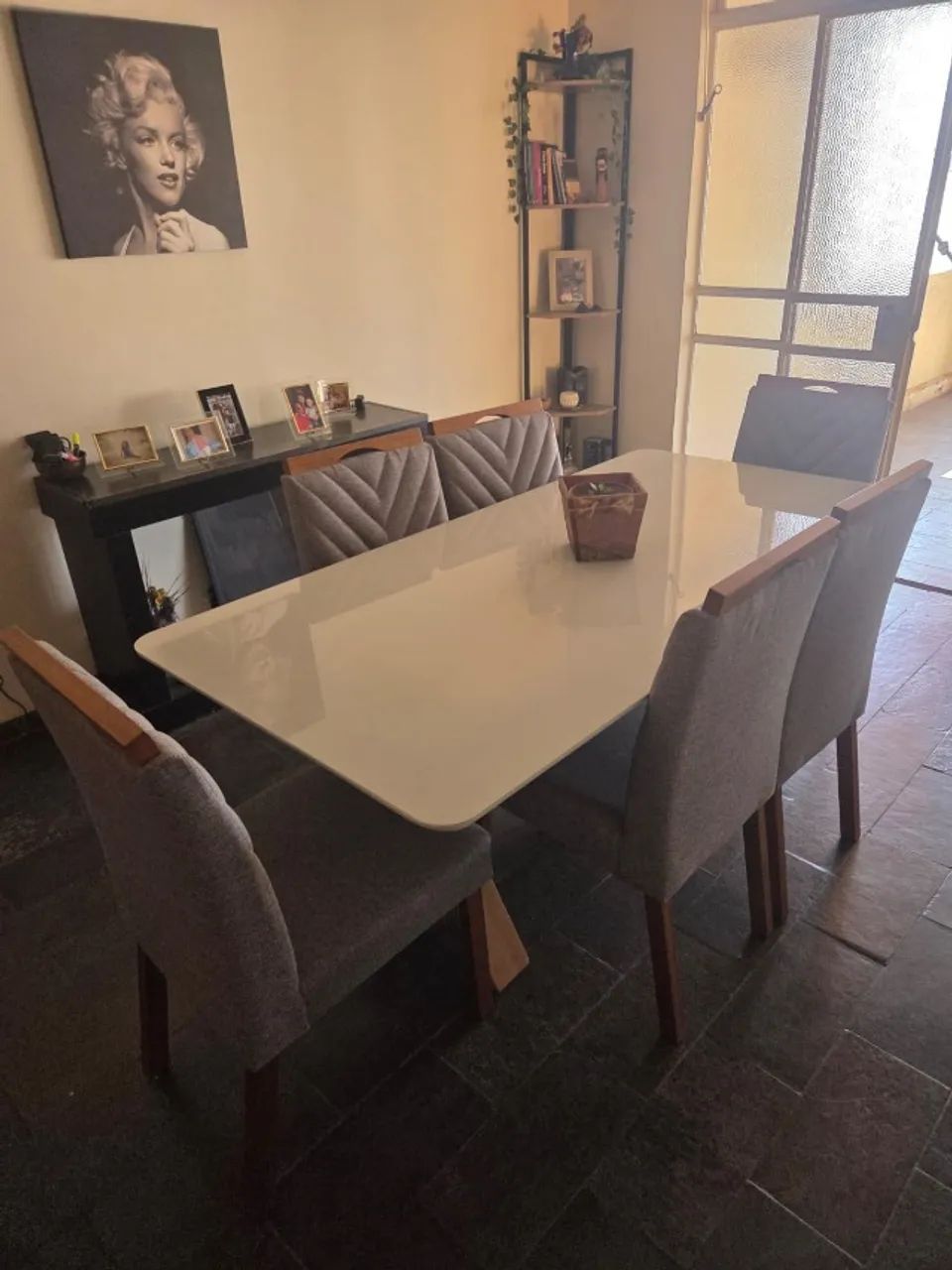 Mesa de Jantar retangular com tampo de vidro e cadeiras estofadas em cinza