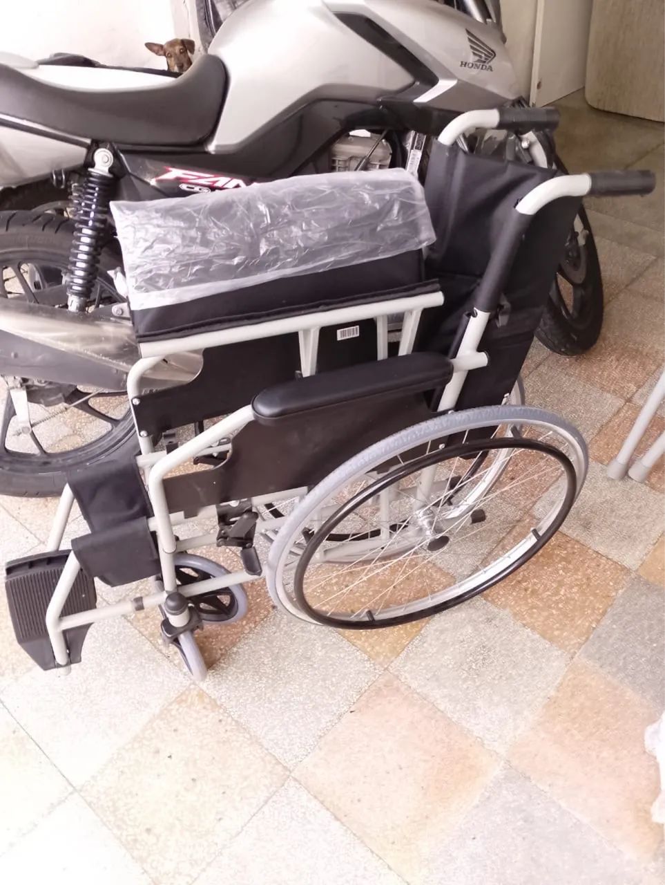 Vendo cadeira de rodas e andador  - Foto 4