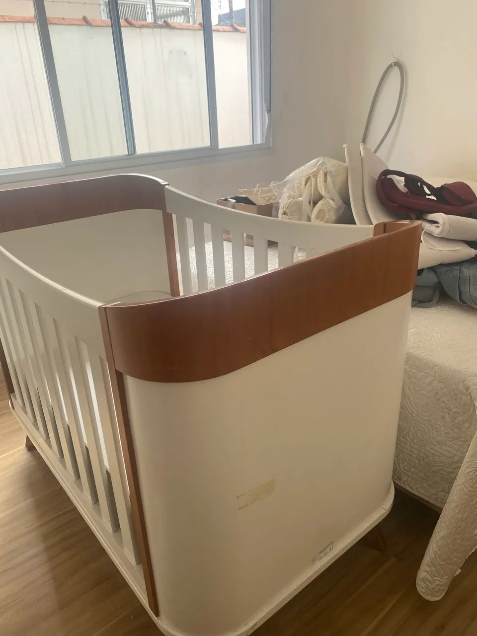 berço elegante com colchão semi novo 