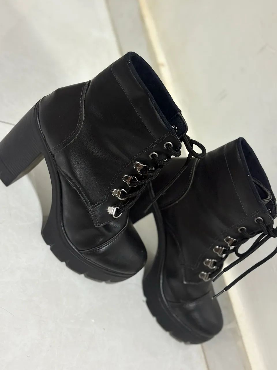 Bota / Coturno Feminino Preto de Salto Alto e Plataforma 