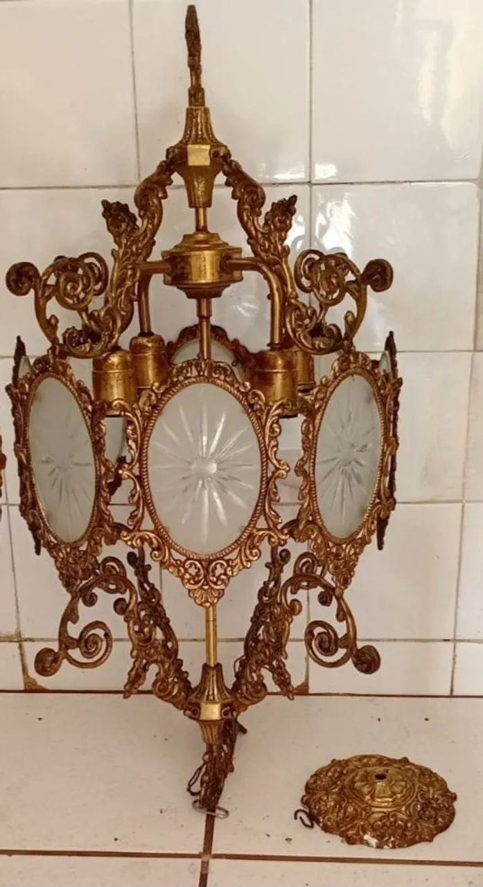 Lustre de metal Dourado