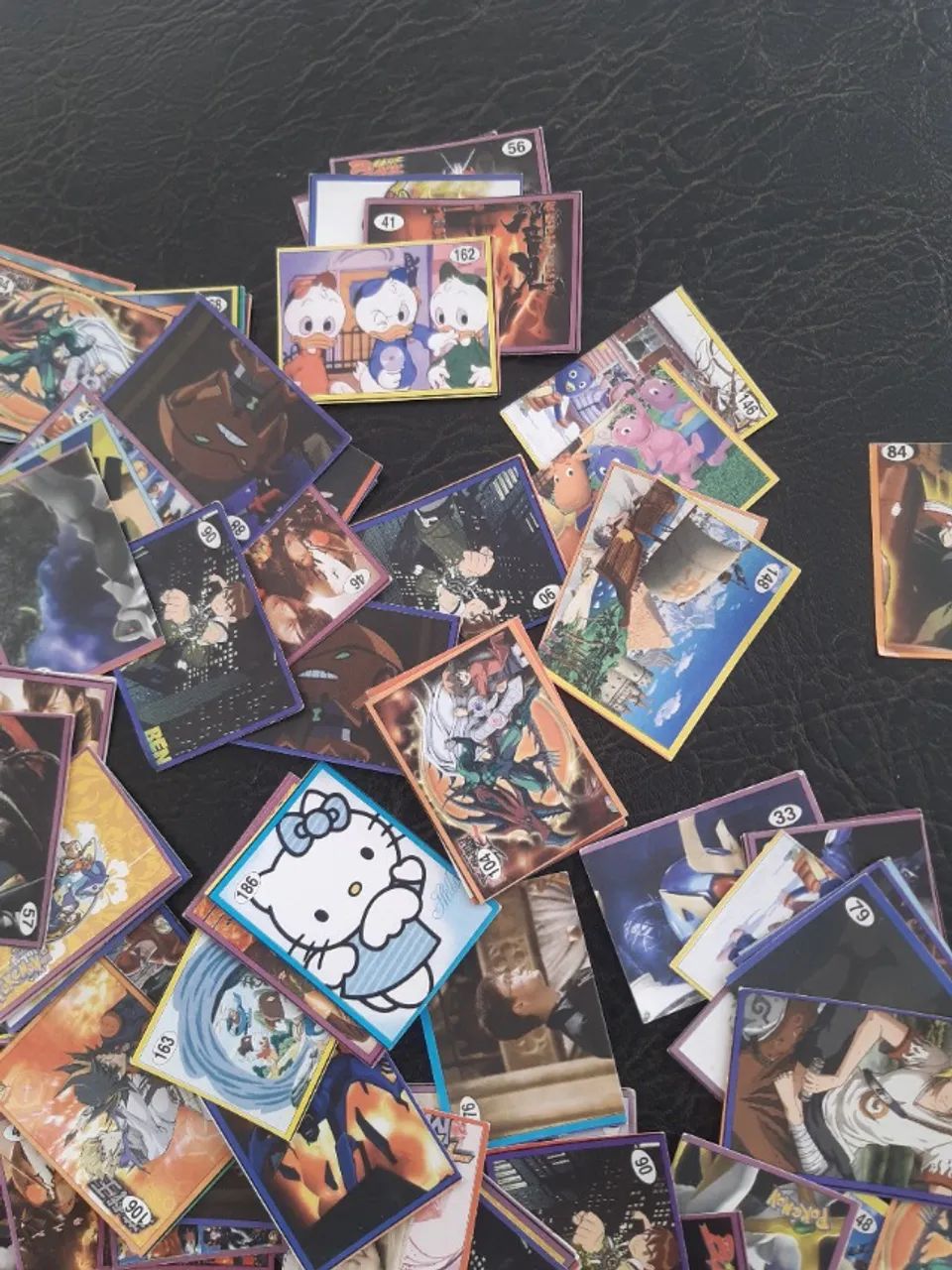 Lote de figurinhas ben 10 e outras - Foto 4
