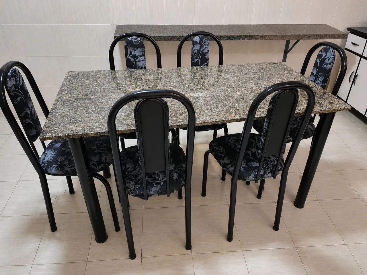 MESA DE JANTAR COM 6 CADEIRAS R$ 800