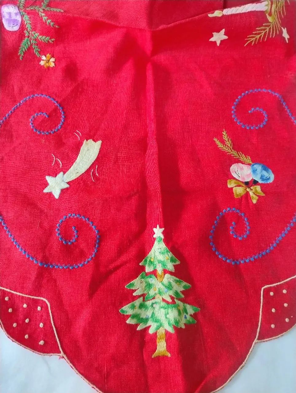 Centro de mesa linho bordado motivos natalinos  - Foto 3