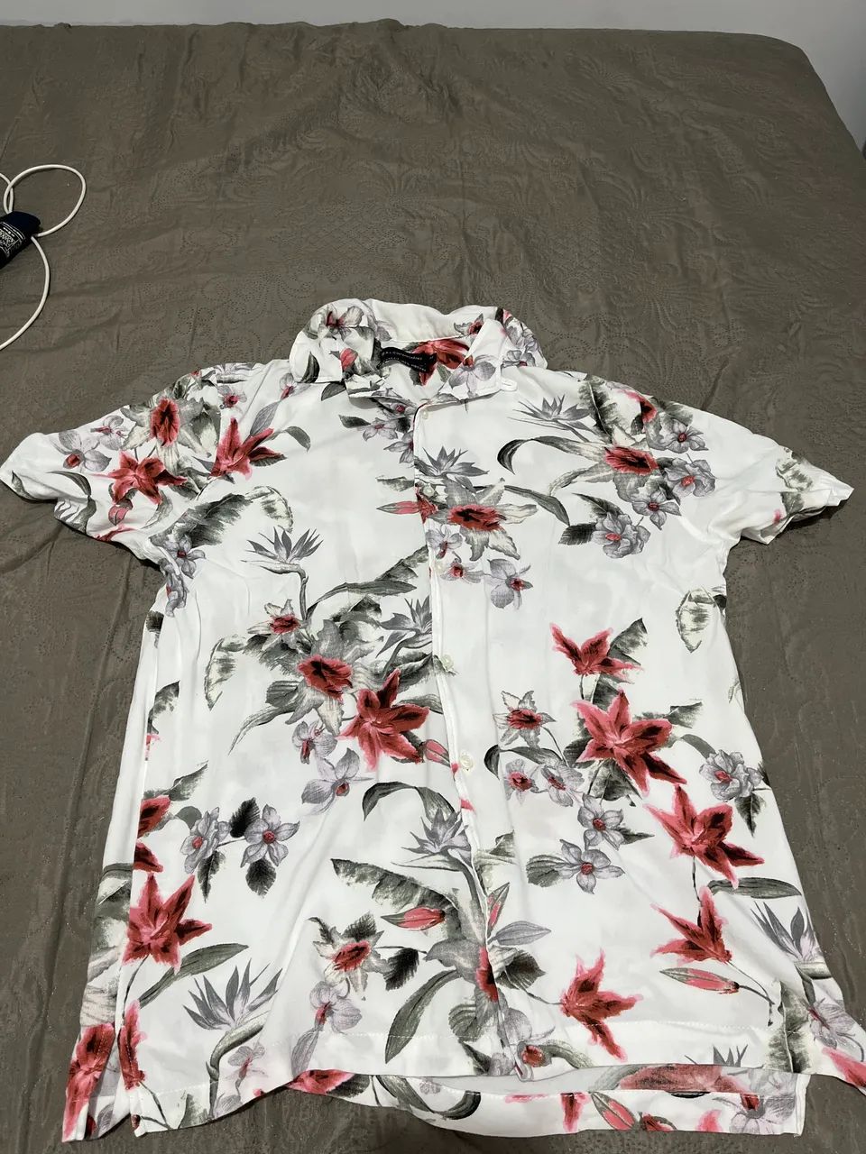 Camisa de botão florida branca nova