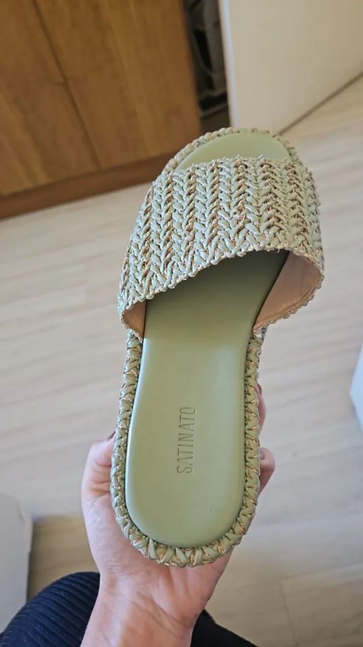 Sandália em perfeito estado. 