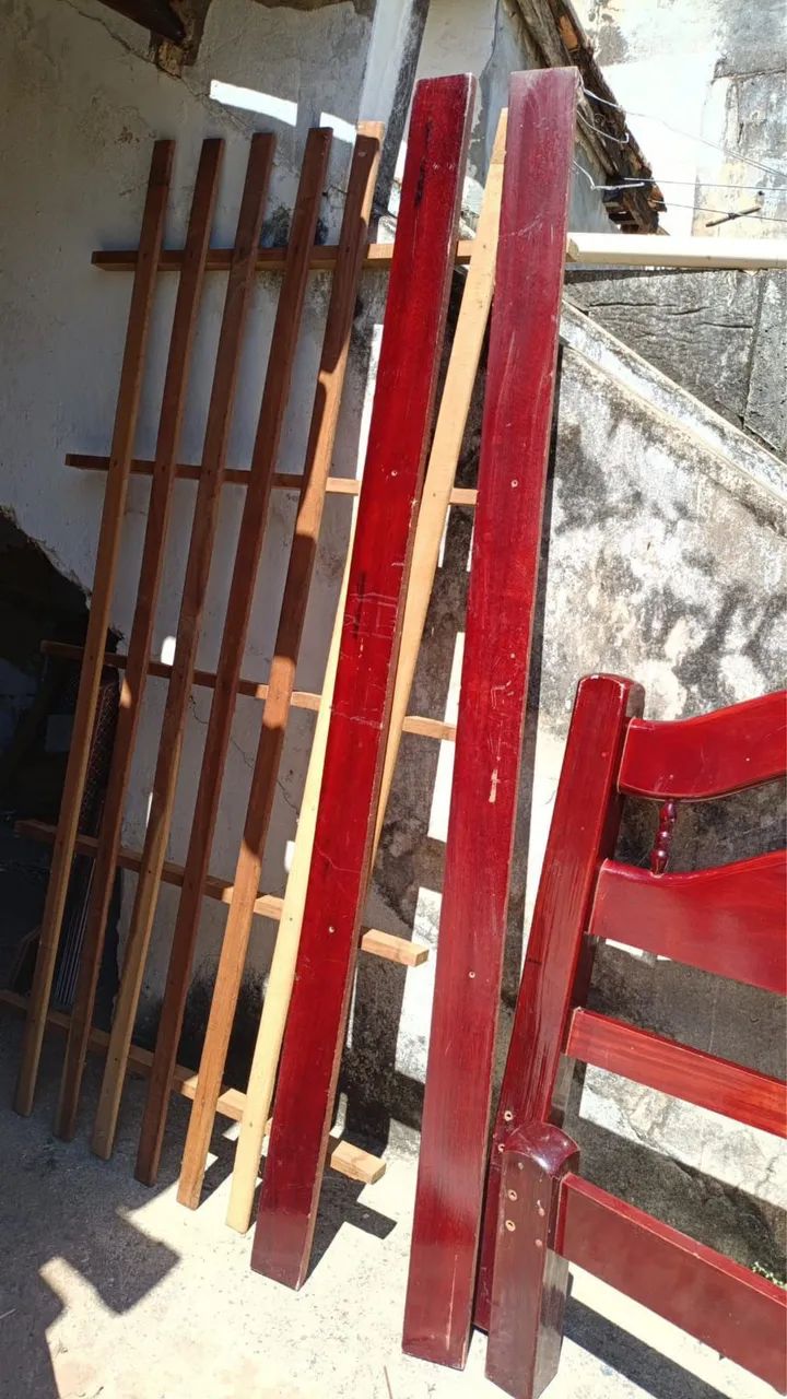 Cama de solteiro de madeira 