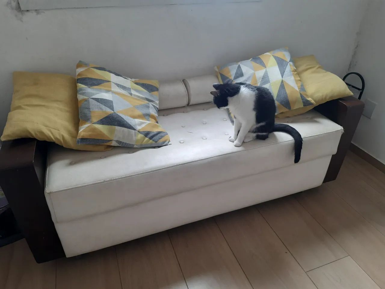 Sofá de couro branco e madeira 