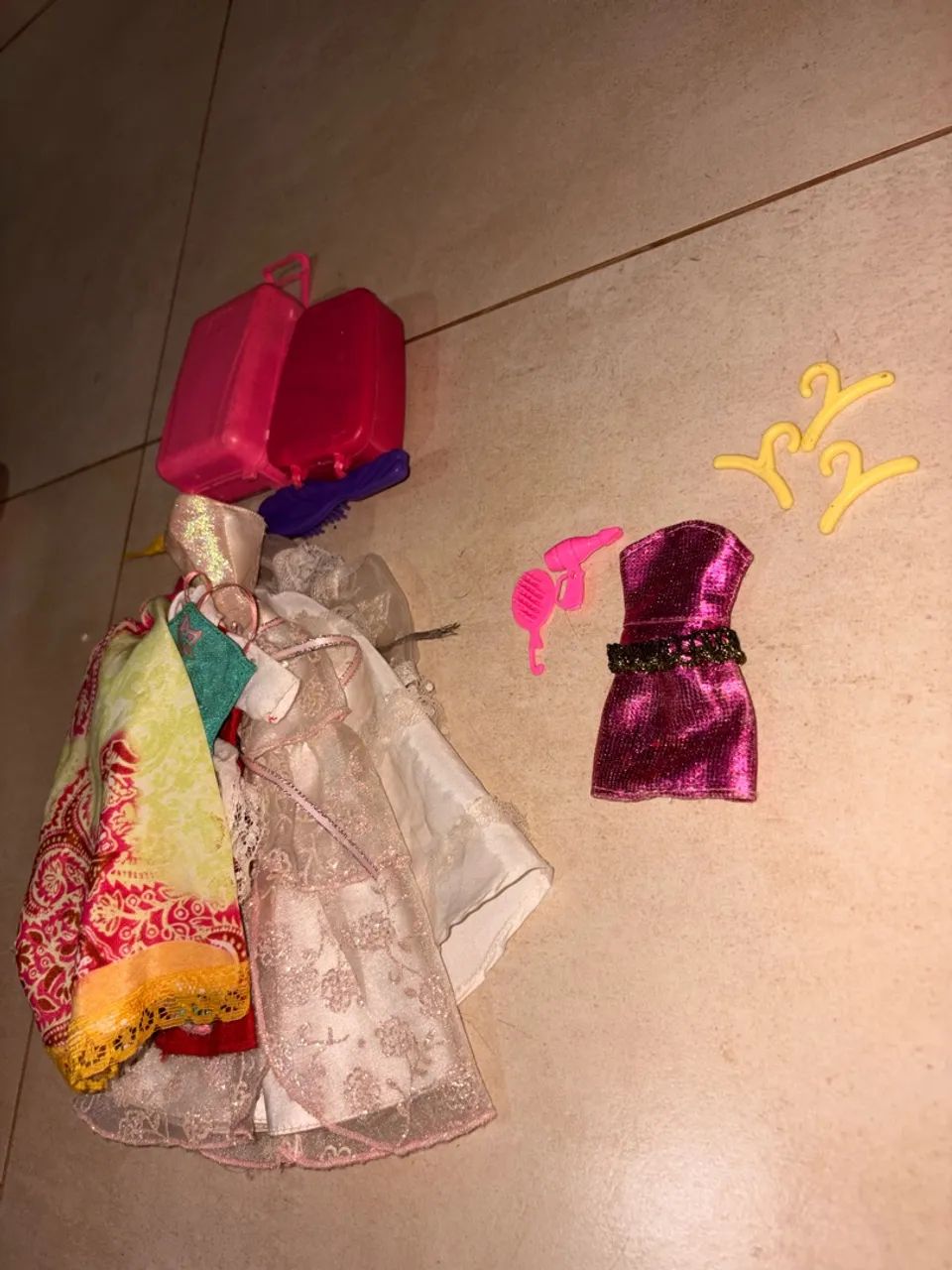 Lote de roupas, sapatos e acessórios da Barbie vintage - Foto 5