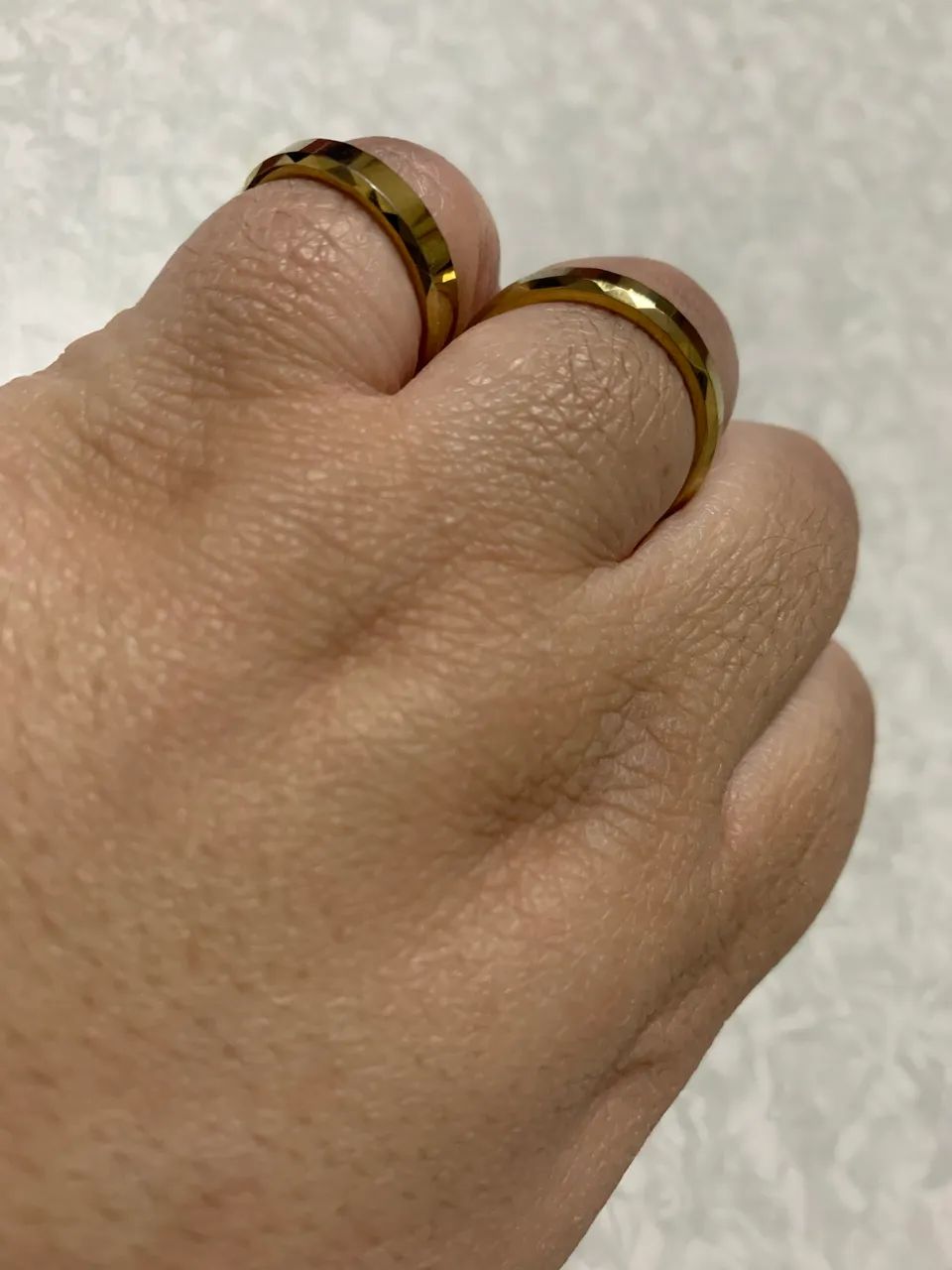 PAR DE ALIANÇAS SPLENDORI - TUNGSTÊNIO BANHADA A OURO  - Foto 4