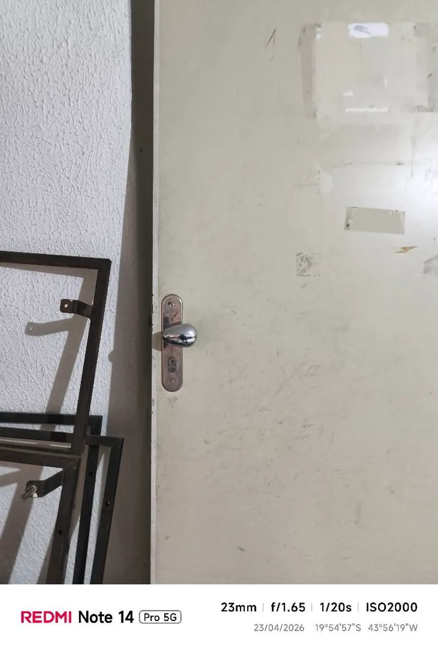 Porta de divisória com fechadura e acabamento de alumínio 