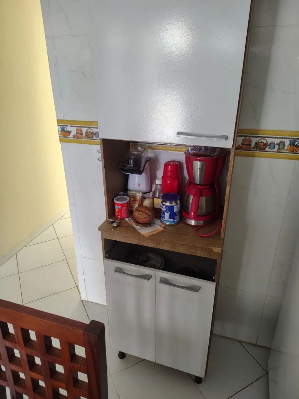 Mesa com 4 cadeiras e armário  - Foto 3