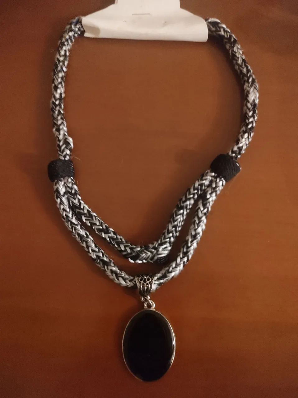 Colar artesanal Mesclado Preto e Branco com Pedra 