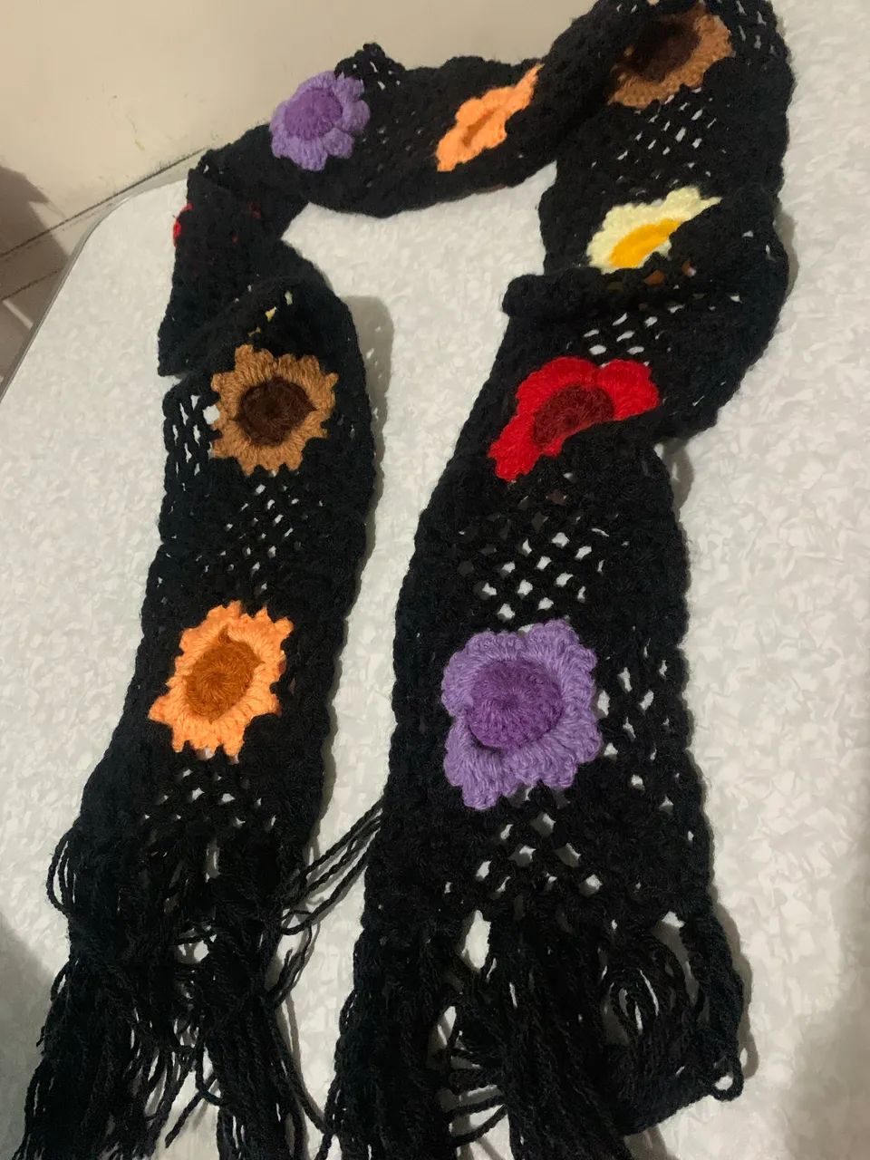 CACHECOL PRETO COM FLORES  - Foto 2