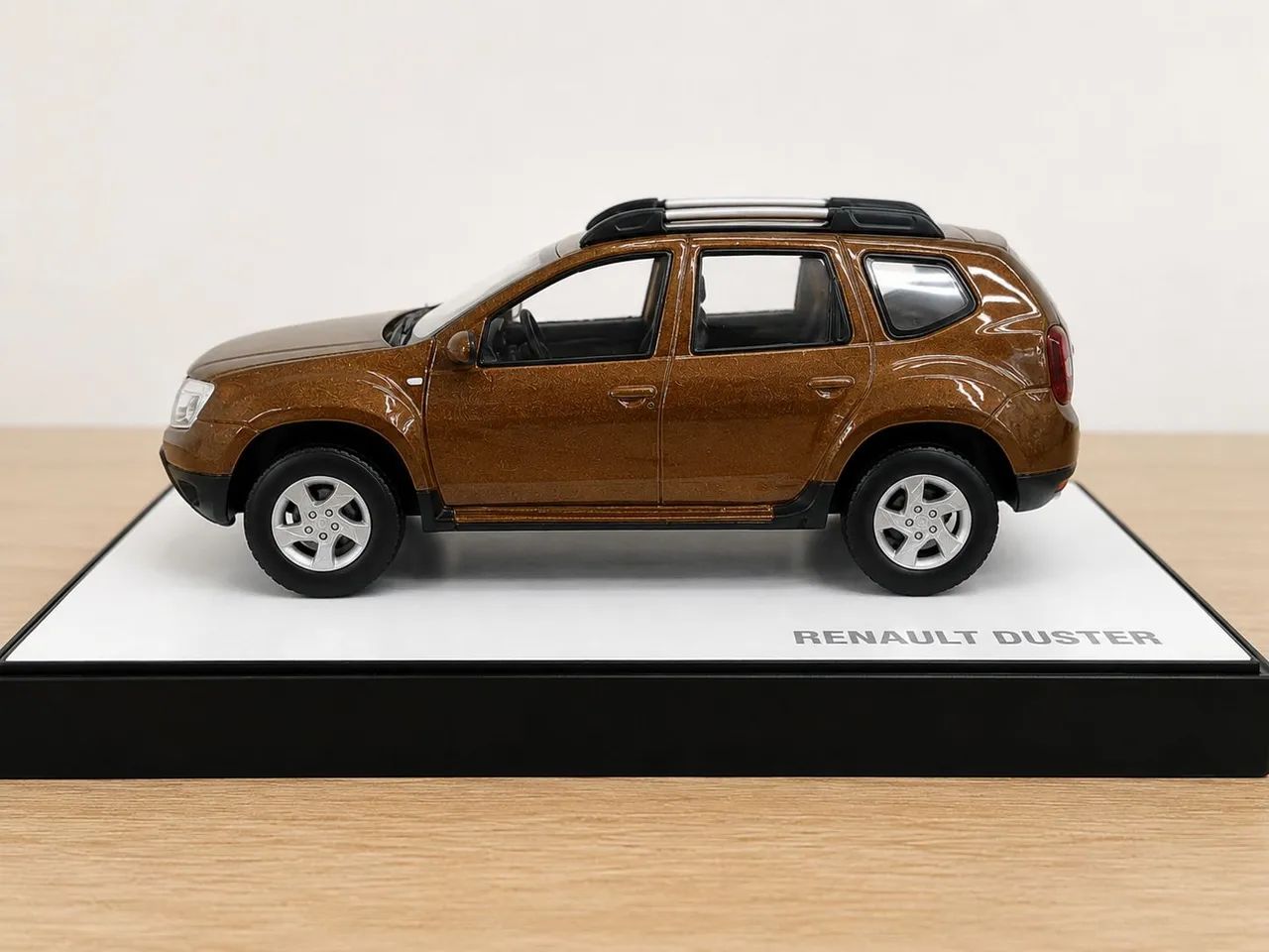 Miniatura Renault Duster Colecionável Marrom + Base e Acrílico - Foto 2