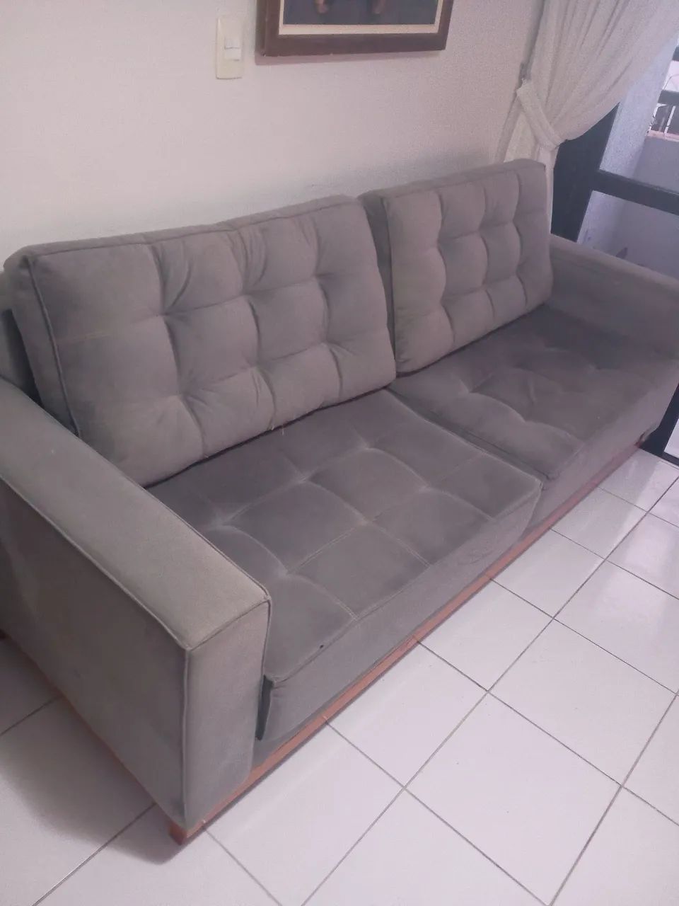 Sofá 3 Lugares Cinza Suede com Base de Madeira - Ótimo Estado