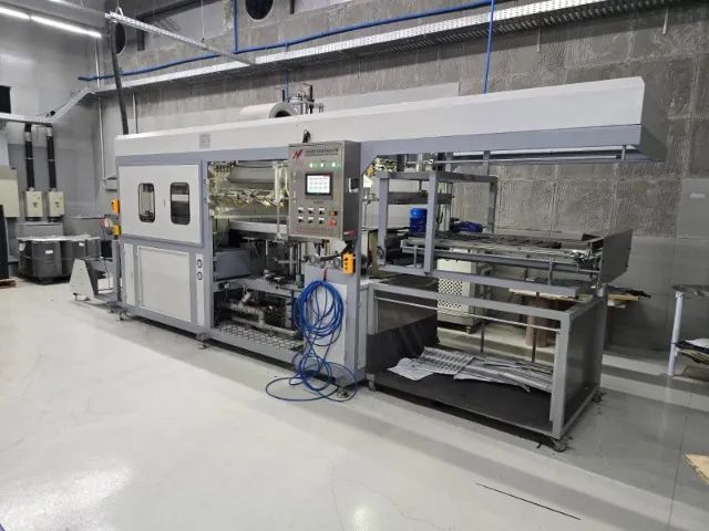MÁQUINA DE VACCUM FORMING DE CORRENTE AUTOMÁTCA NO RJ