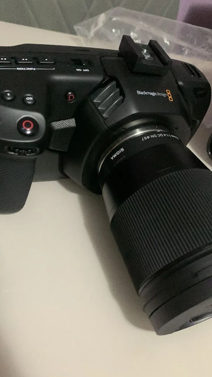 blackmagic pocket cinema 4k com 16mm 1.4