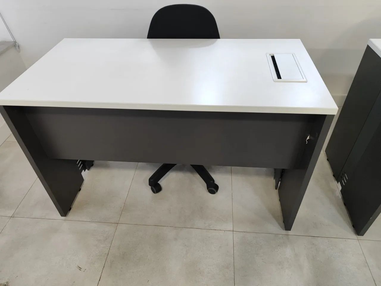 Mesa para Escritório 100x60 cm | Com Tomadas Embutidas e Passa-Fios | R$ 250 - Foto 5