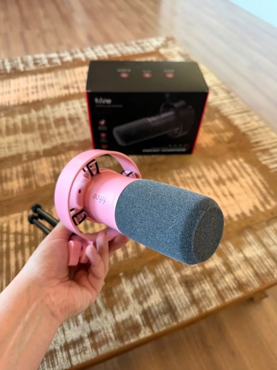 Microfone rosa Fifine K688 com tripé e caixa - Foto 2