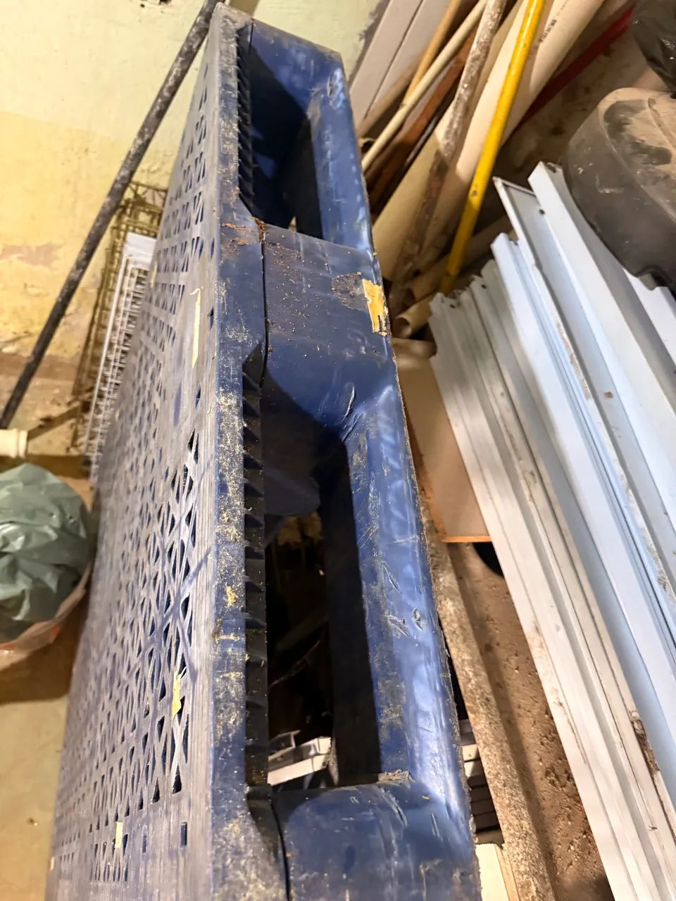 PALLET / ESTRADO PLÁSTICO RESISTENTE - OPORTUNIDADE