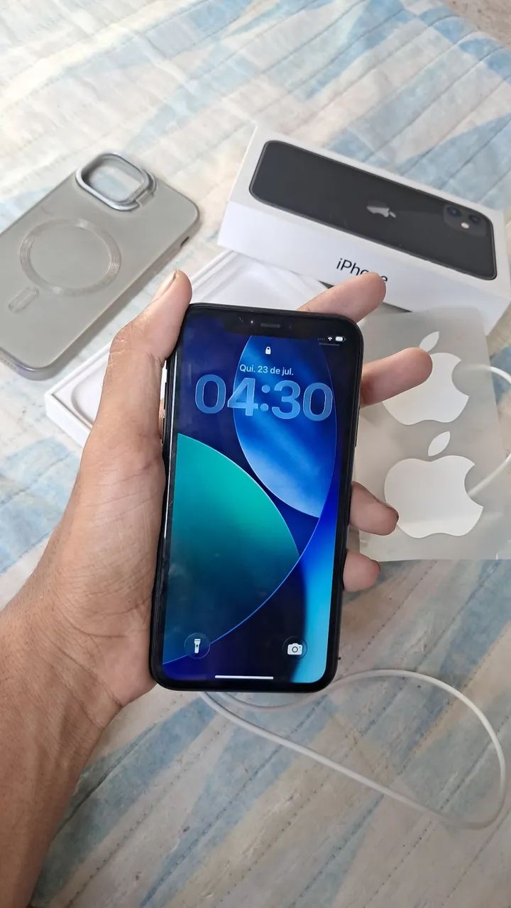 Iphone 11 128Gb com caixa carregador e adersivo! - Foto 3