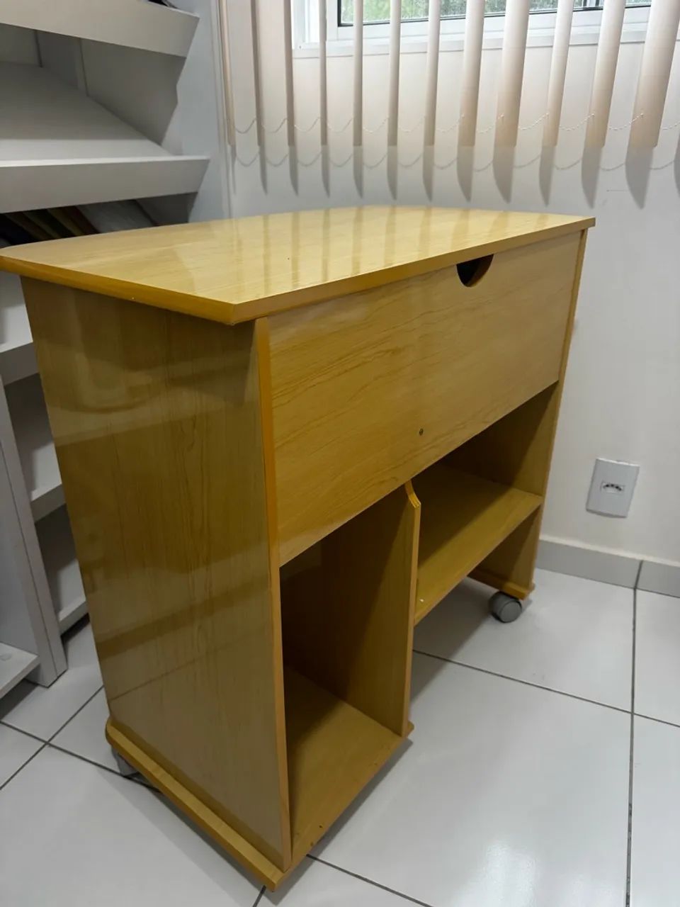 Mesa/escrivaninha para computador em madeira. Usada e conservada. R$ 280. - Foto 4