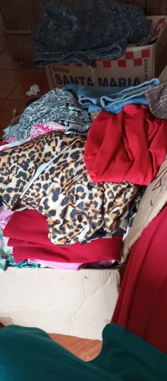 Lote de roupas de segunda linha simples