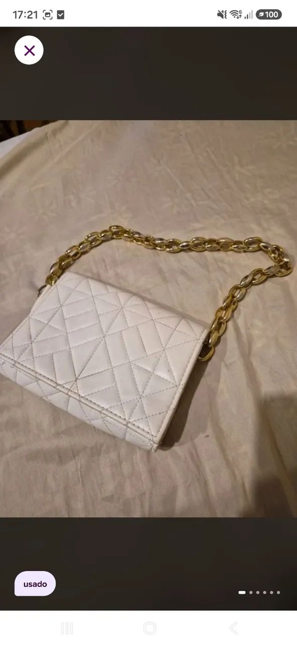 Bolsa branca com corrente dourada 
