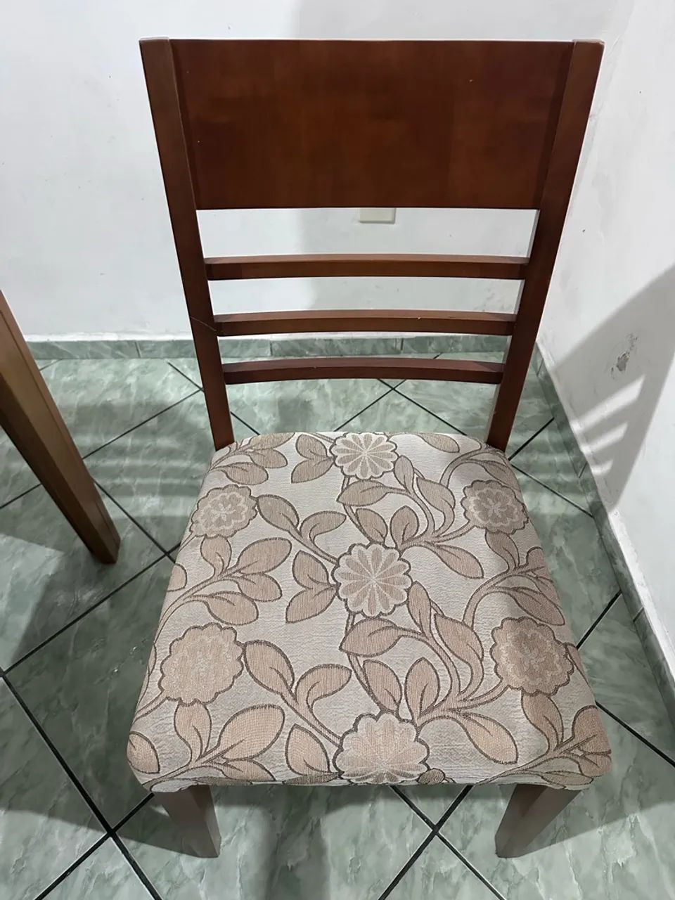 Mesa de madeira com 6 cadeiras estofadas  - Foto 5