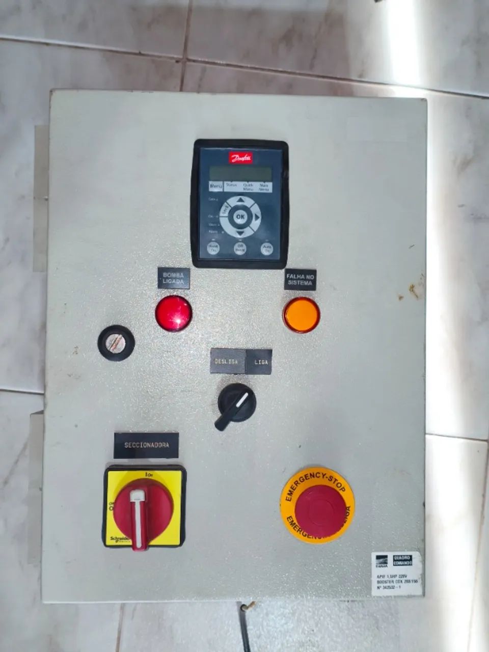 Painel de controle de motor trifásico com inversor Danfos VLT