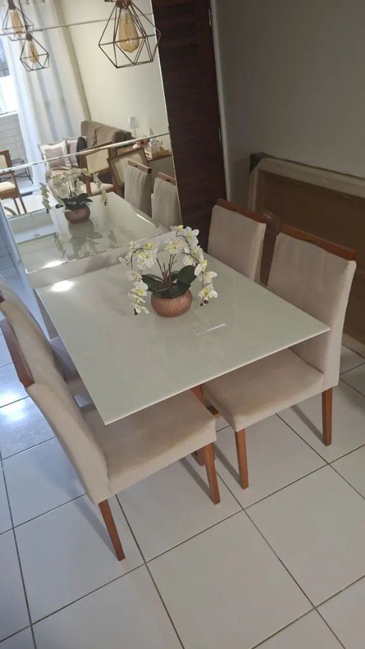 Mesa de jantar de quatro cadeiras com com tampo de vidro