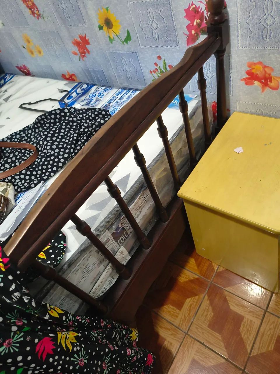 Cama solteiro antiga trabalhada madeira maciça 