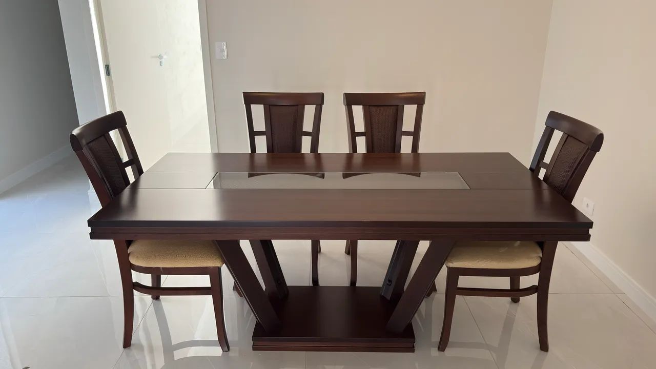 Mesa de Madeira Maciça com 6 Cadeiras! Elegância e Qualidade Atemporal - Foto 4