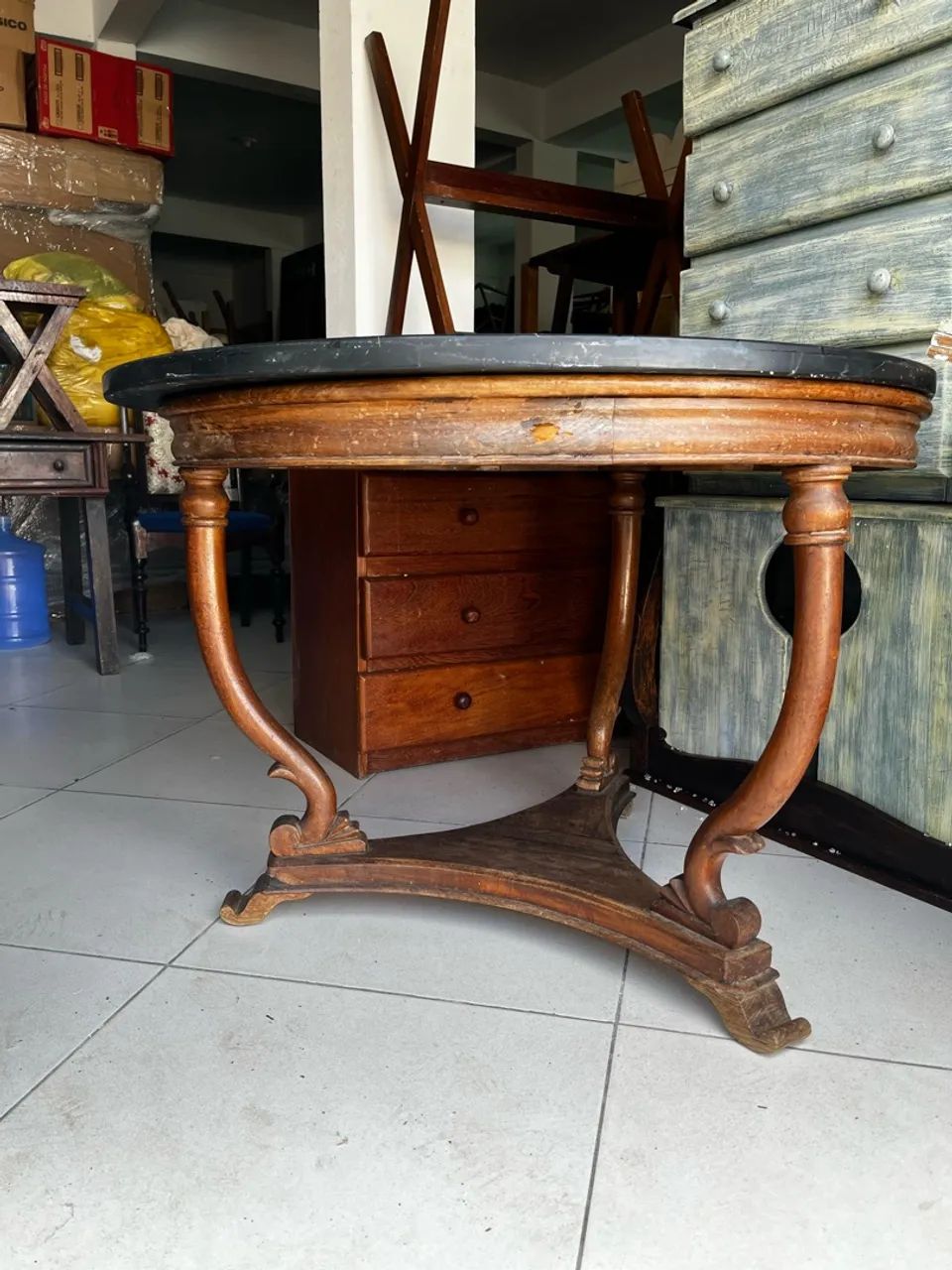 Mesa antiga com tampo de granito