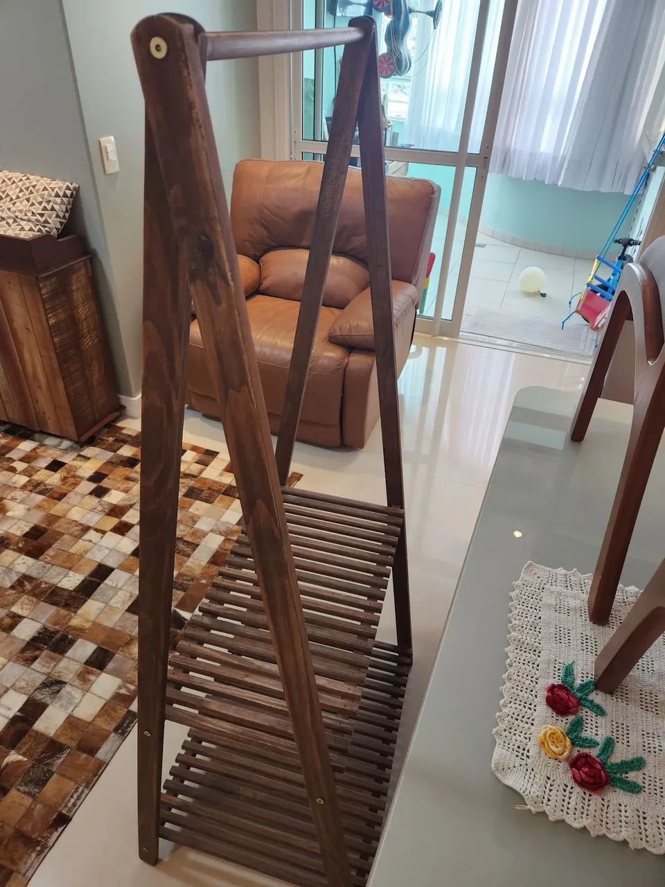 ? ARARA DE ROUPAS EM MADEIRA COM 2 PRATELEIRAS - FUNCIONAL E ESTILOSA - Foto 2