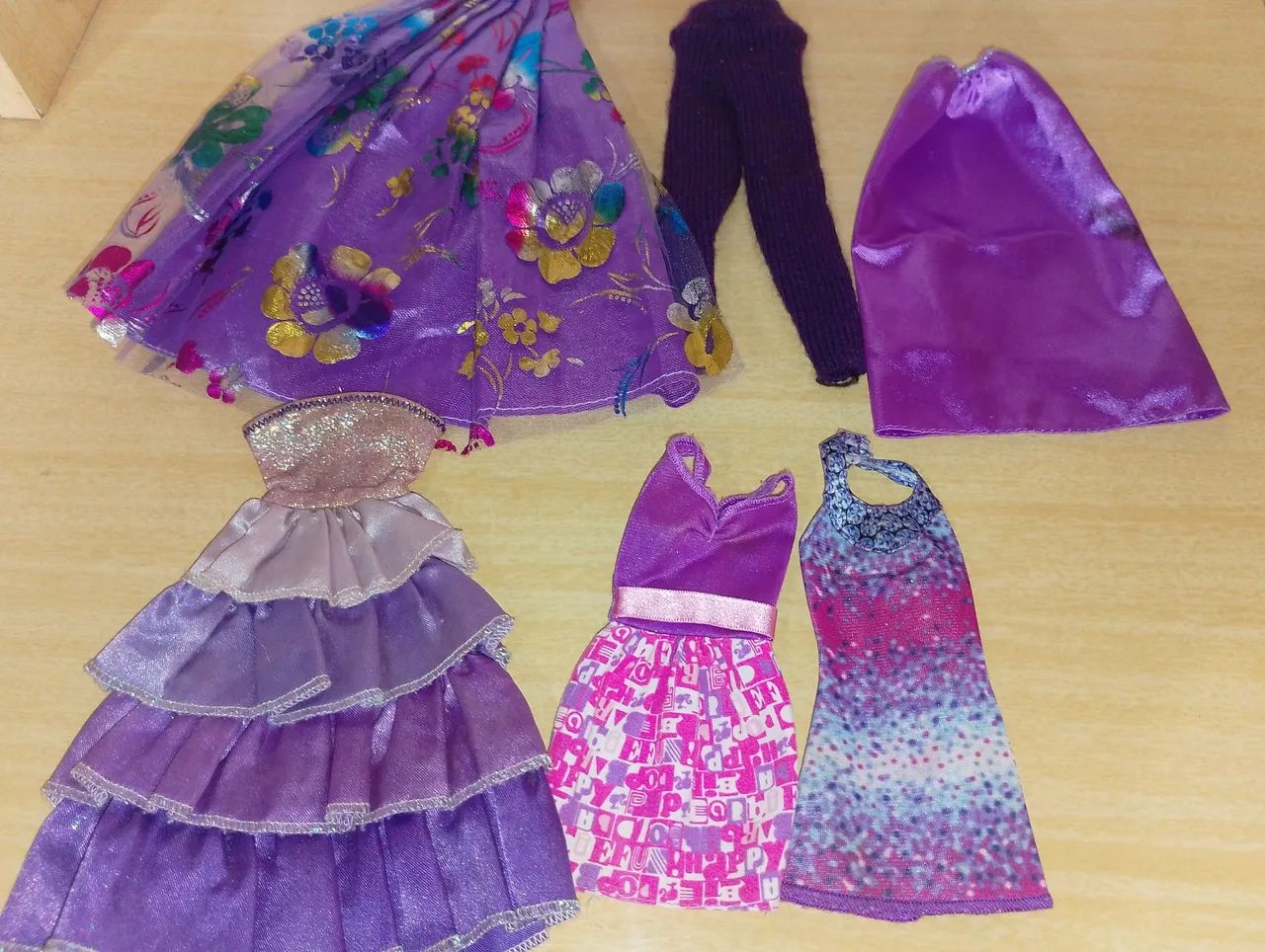 Lote de roupinhas com a boneca Barbie  - Foto 2