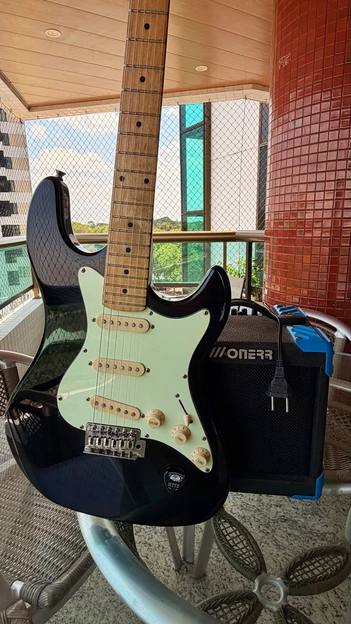 Vendo Guitarra Strinberg com caixa amplificador Onerr.