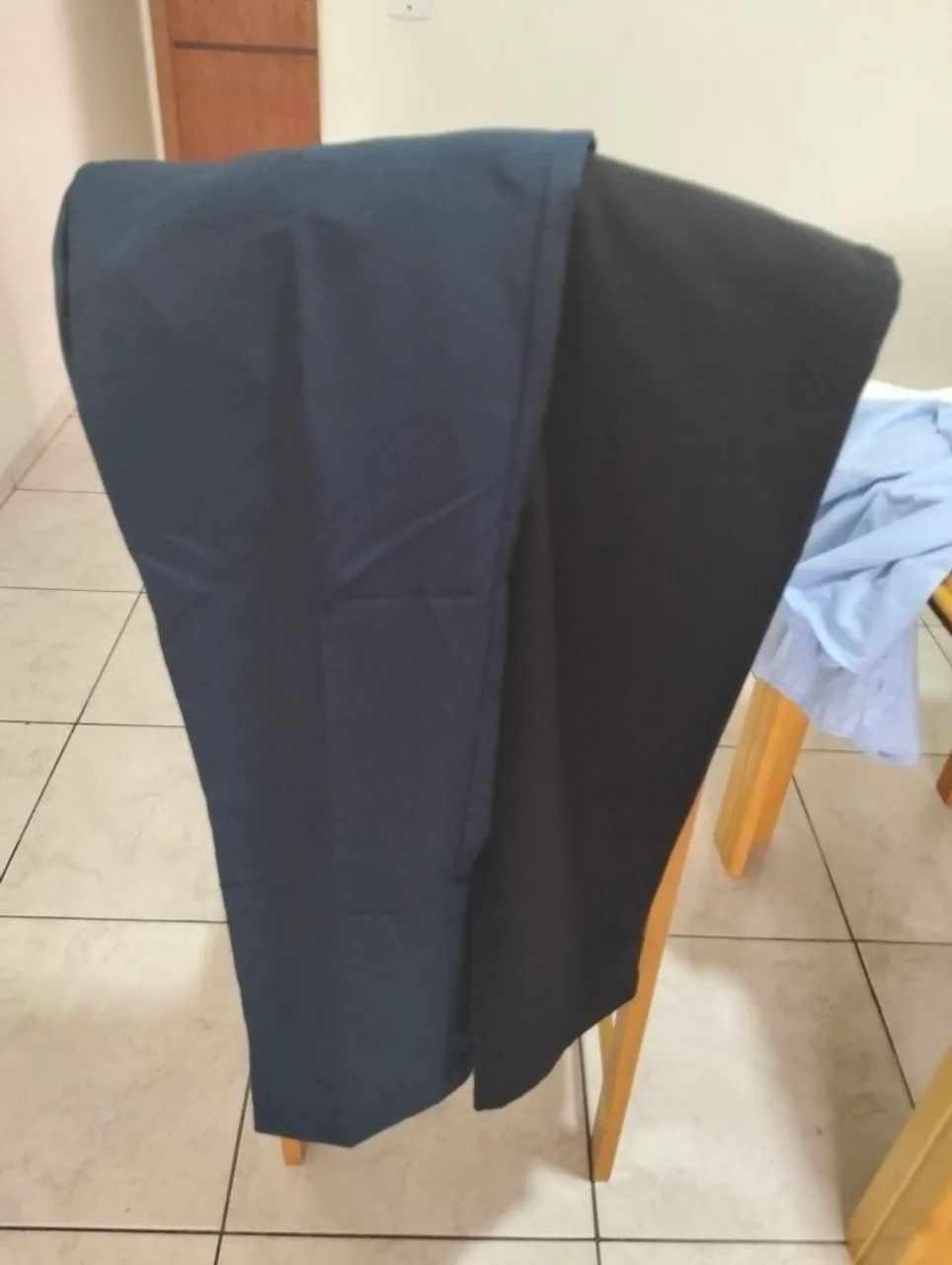 Lote de calças e camisas 