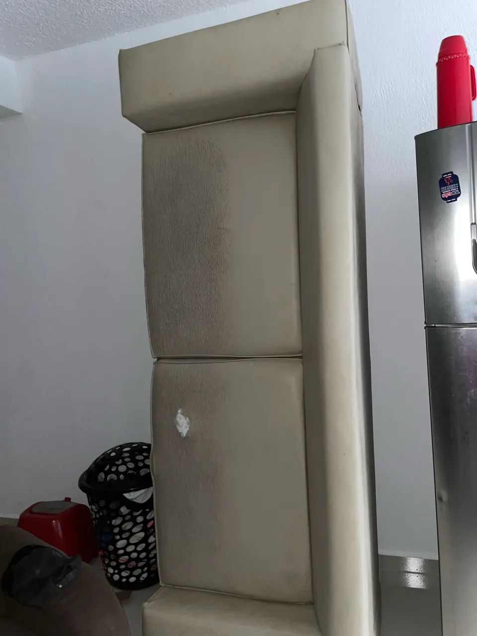 Sofá de couro bege