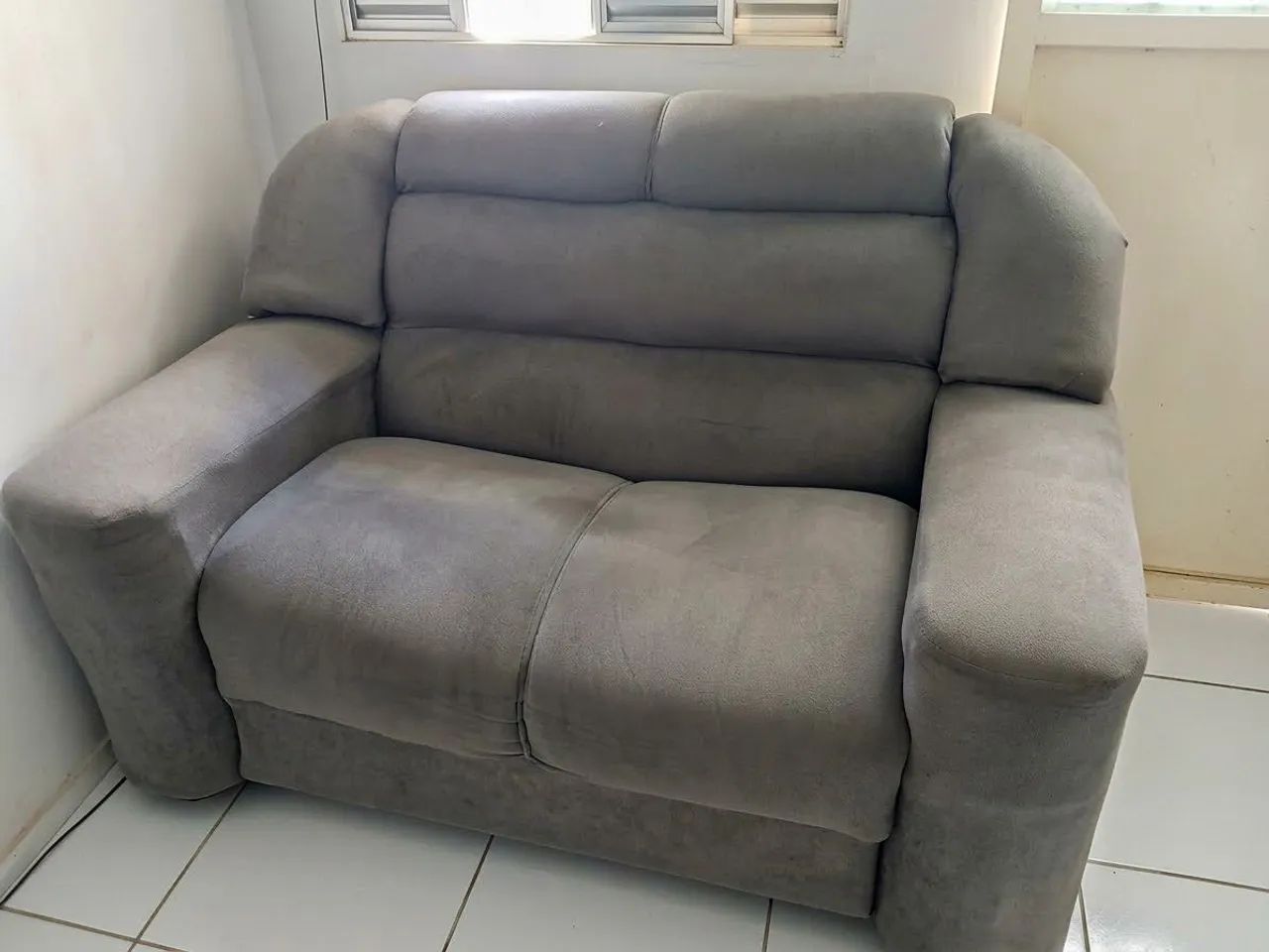 Sofás em Suede Cinza (Madeira Legítima) - Vendo Conjunto ou Separado - Foto 2