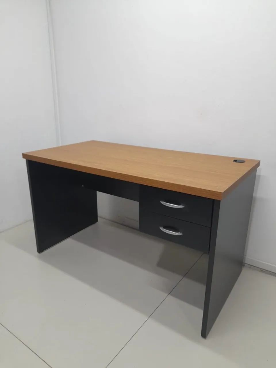 Mesa de escritório nova