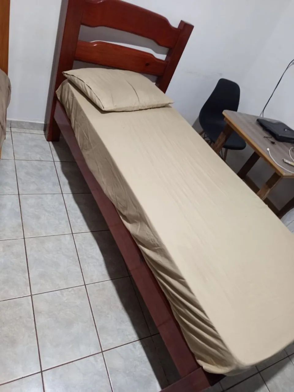 Vendo camas de solteiro em ótimo estado de conservação. (Sem colchão) 150 Cada - Foto 4