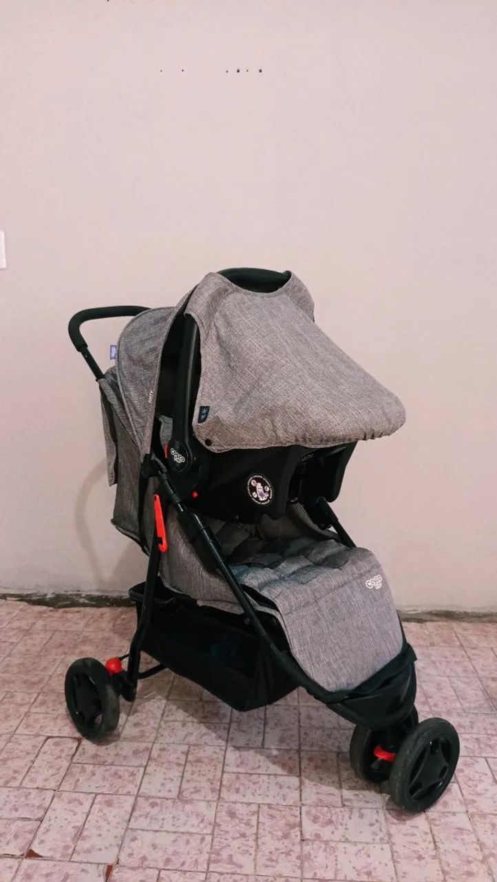Carrinho de bebé com bebé conforto