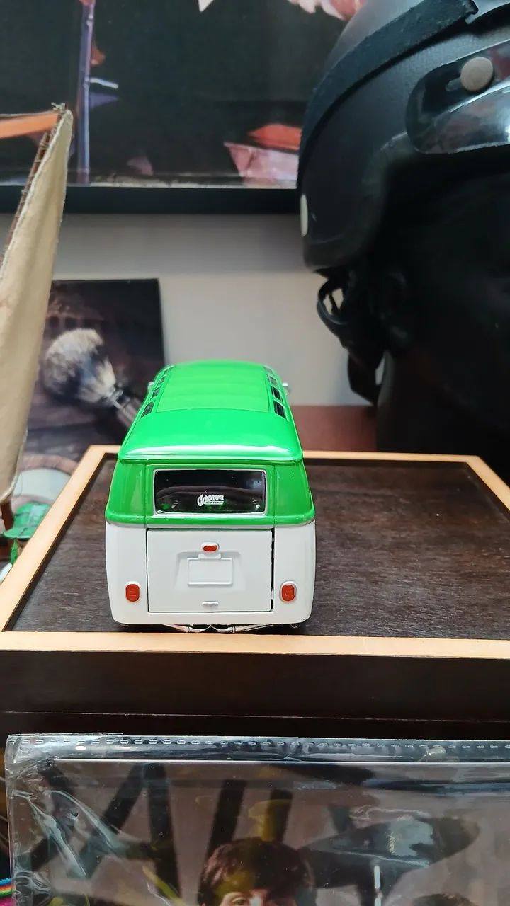 Miniatura colecionável Volkswagen Van Samba. Da Maisto - Foto 3