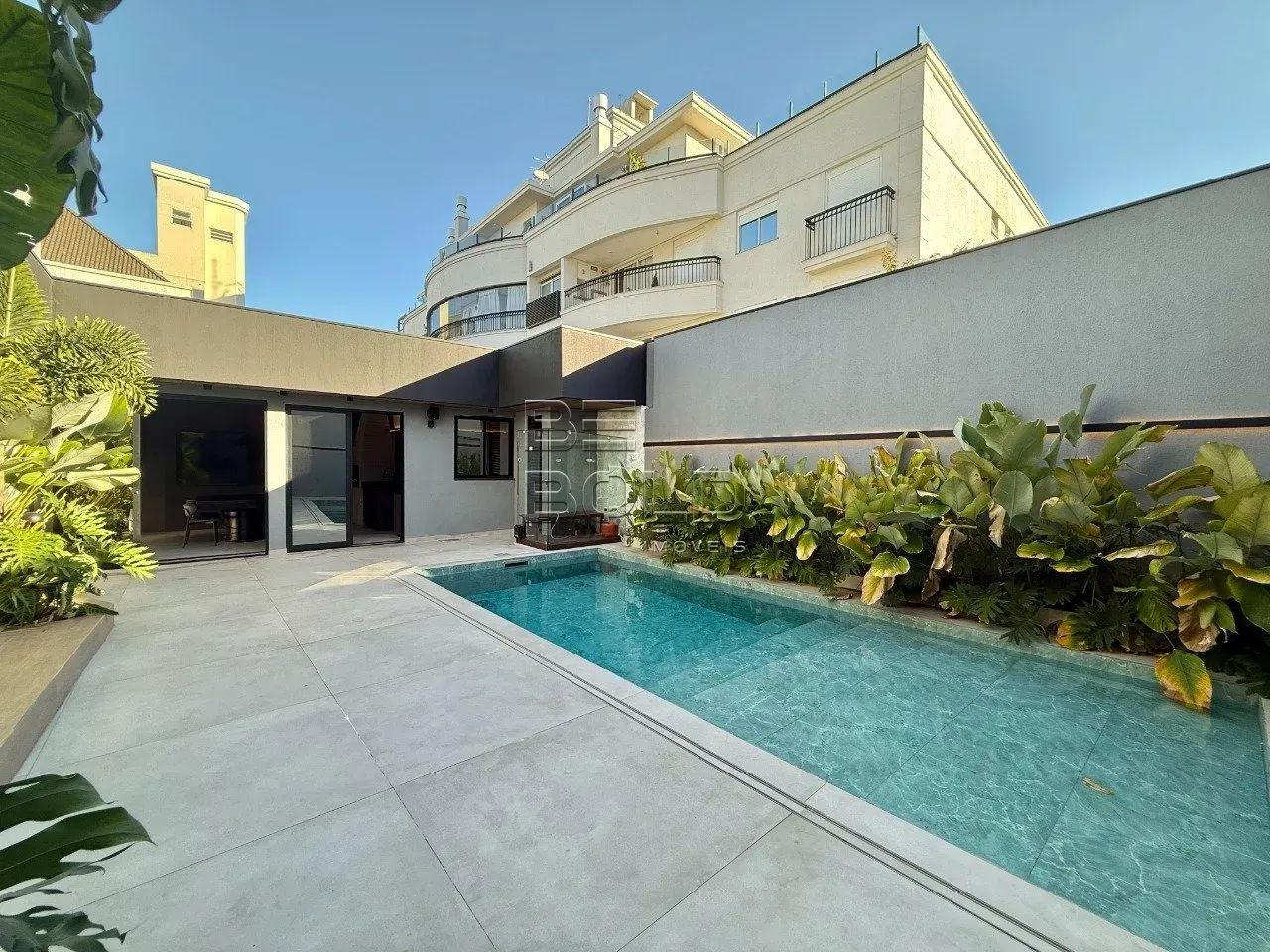 Casa alto padrão com 5 dormitórios em Coqueiros - Foto 2